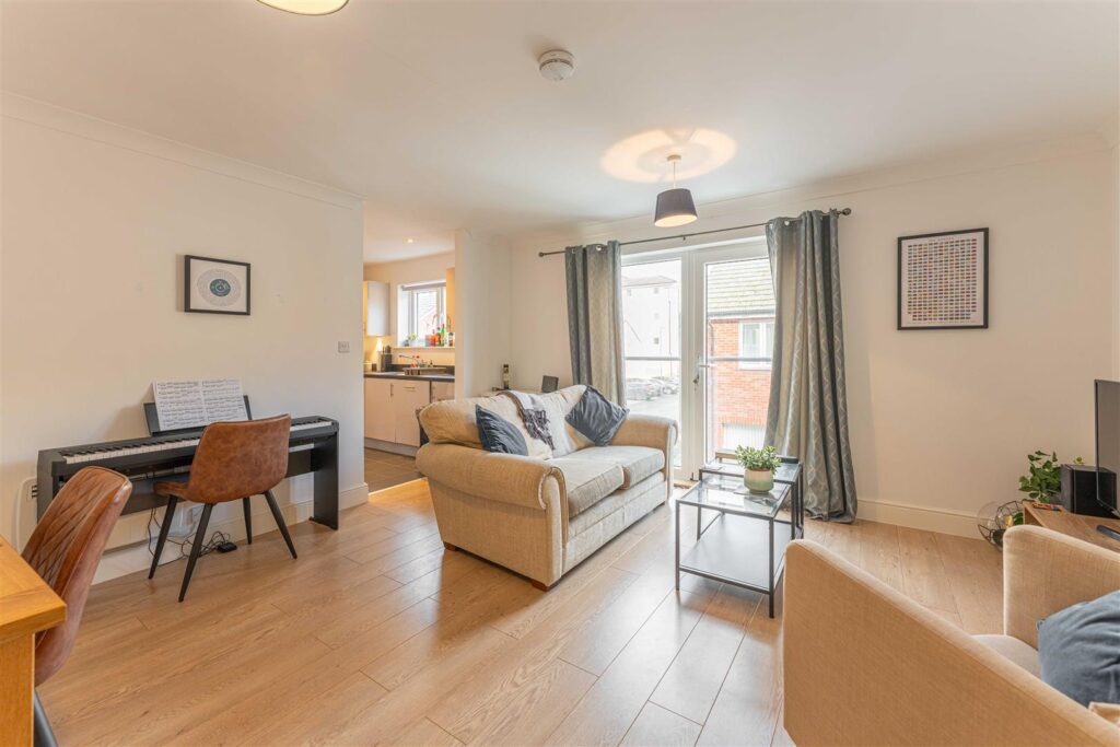 Tatler Close, Warwick